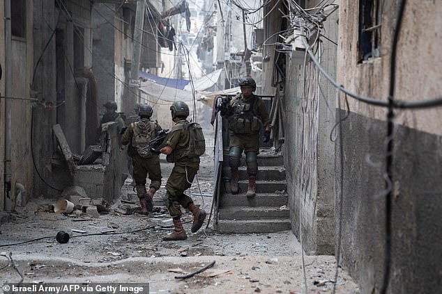 جنود خلال عملية عسكرية في منطقة الزيتون جنوب قطاع غزة في صورة تمت مشاركتها في 20 نوفمبر 2023