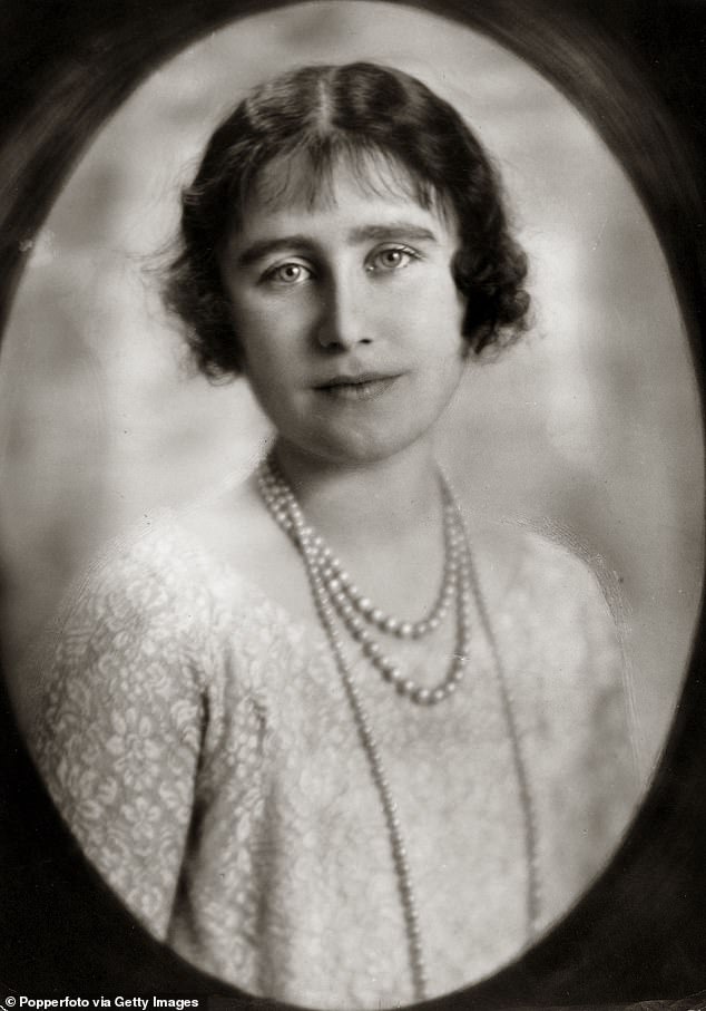 دوقة يورك، التي أصبحت فيما بعد الملكة إليزابيث والملكة الأم، في الصورة عام 1926