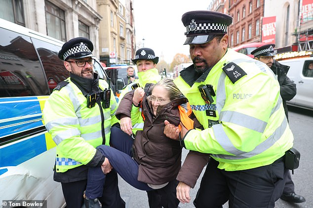 ألقت الشرطة القبض على ناشط Just Stop Oil في وسط لندن يوم الثلاثاء