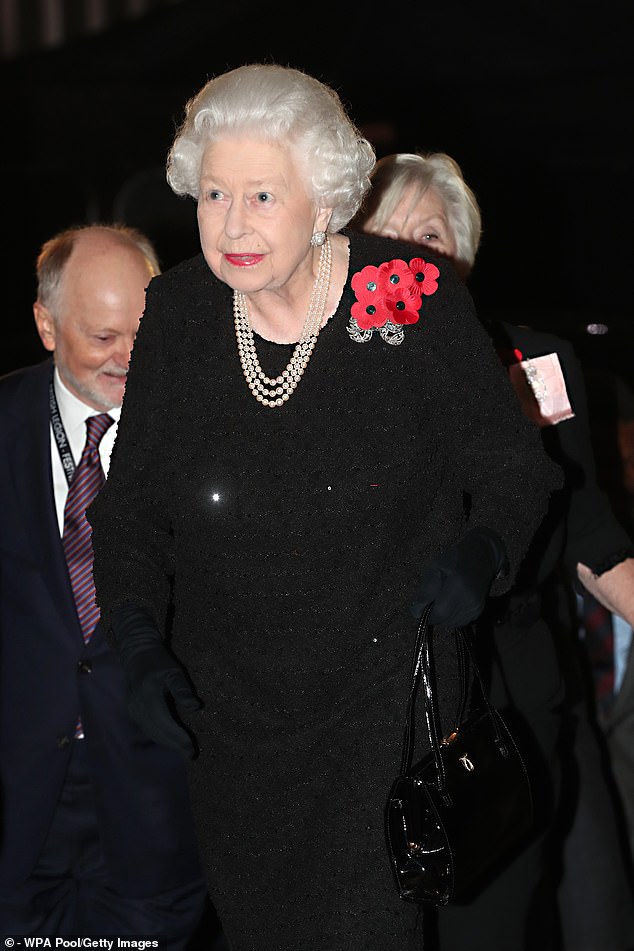 وكانت الملكة إليزابيث الراحلة قد ارتدت مجموعة اللؤلؤ من قبل في نفس الحدث في السنوات السابقة.  وهنا صورتها في عام 2019