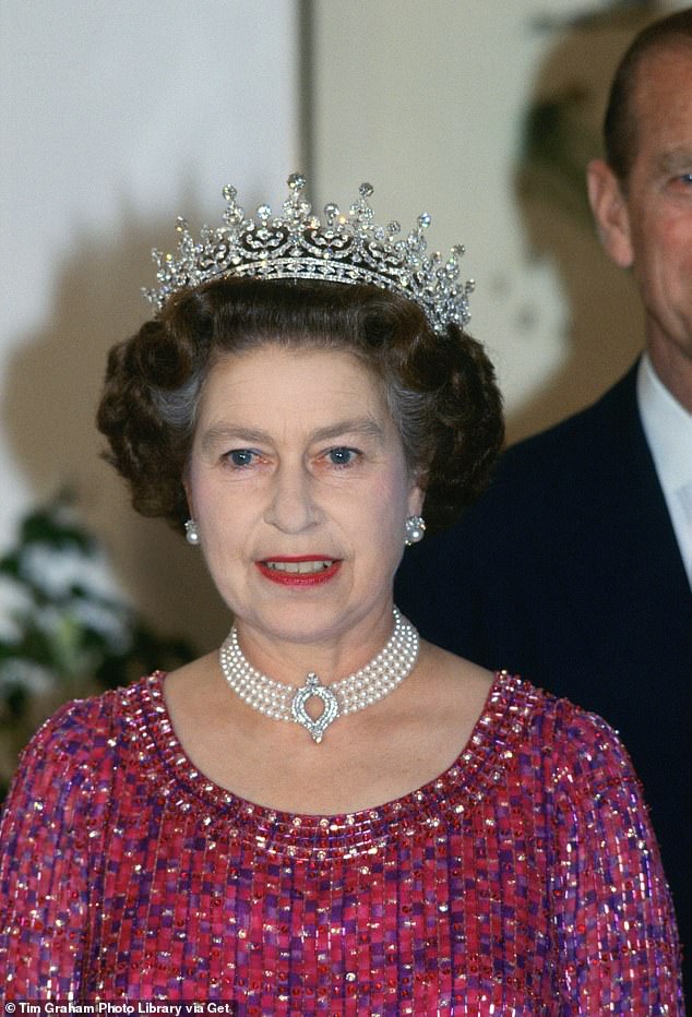 وترتدي حماتها الراحلة، الملكة إليزابيث، نفس القلادة في بنغلاديش