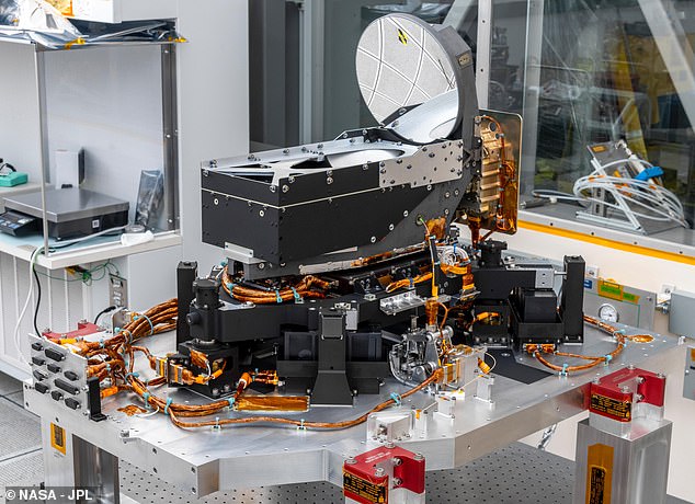 يمكن لوحدة إرسال واستقبال الليزر، التي تظهر هنا في غرفة نظيفة تابعة لوكالة ناسا، إرسال واستقبال البيانات بسرعة تصل إلى 10 مرات أسرع من الاتصالات اللاسلكية