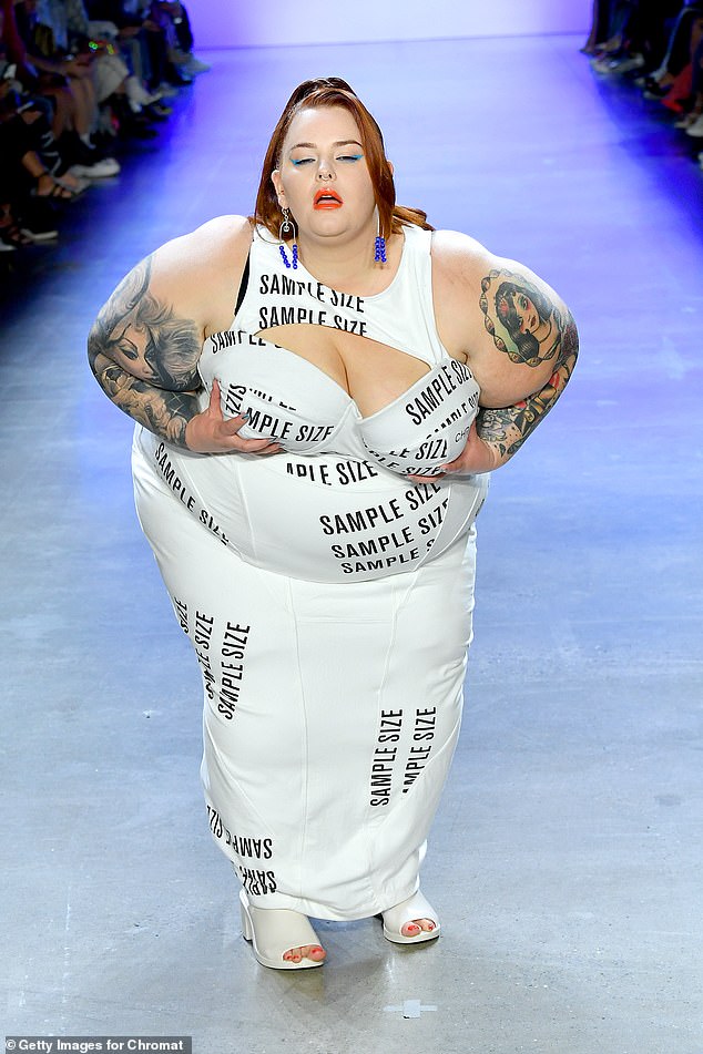 أظهرت عارضة الأزياء ذات الحجم الزائد تيس هوليداي كيف تمسكت بصدرها في أسبوع الموضة في نيويورك في عام 2020