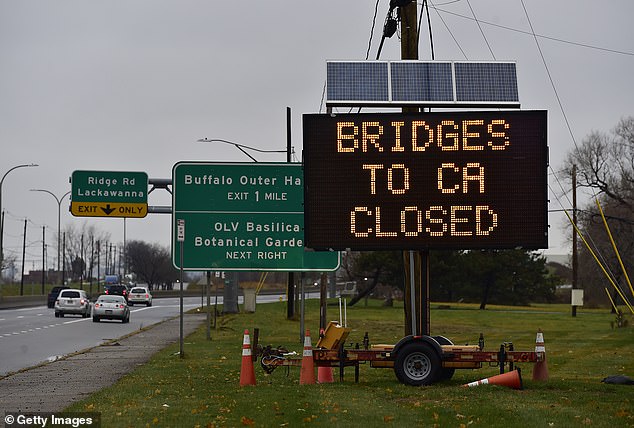 وأودى الانفجار الذي وقع يوم الثلاثاء بحياة راكبي السيارة وأغلق ثلاثة جسور أخرى بين غرب نيويورك وأونتاريو.