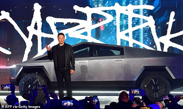 يقدم Musk السيارة في عام 2019، ويعد بموعد إطلاقها في عام 2021، لكنه قام بتأجيلها بسبب تأخير الإنتاج.
