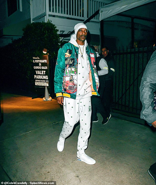يصل إلى دور العرض الأمريكية في 26 يناير!  سيقوم Snoop بعد ذلك بإنتاج وتمثيل دور Jaycen Jenning في فيلم The Underdoggs الكوميدي لكرة القدم للمخرج Charles Stone III لصالح شركة Metro-Goldwyn-Mayer.