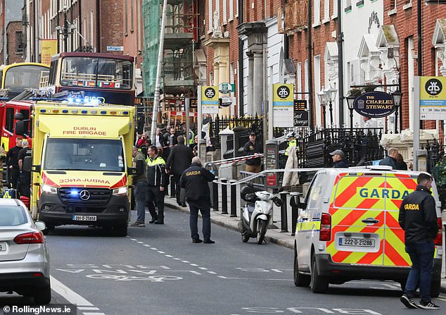 أصيب ثلاثة أطفال وامرأة، بالإضافة إلى المهاجم المشتبه به، في الحادث الذي وقع في ساحة بارنيل في دبلن بعد ظهر الخميس.
