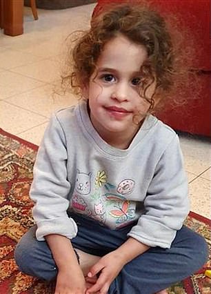 فقدت أبيجيل مور إيدان والديها في الهجوم الدموي الذي شنته حماس في 7 أكتوبر/تشرين الأول على إسرائيل، ويُعتقد أنها أصغر مواطنة أمريكية تقع في أيدي الحركة.  تبلغ اليوم الرابعة من عمرها