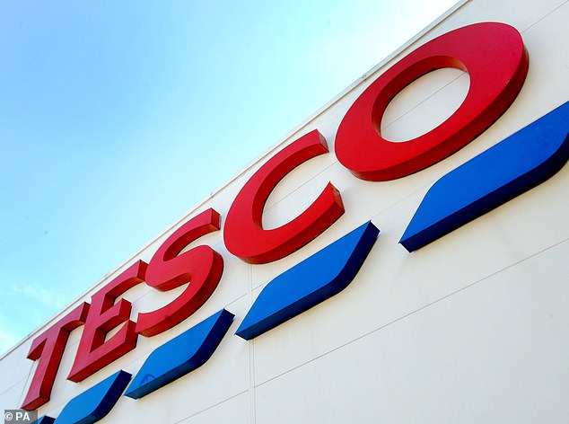 أصدرت Tesco أيضًا إشعارًا بنقطة البيع لعملائها على موقعها الإلكتروني ومنصة التواصل الاجتماعي تشرح فيه سبب سحب المنتجات وما يجب فعله إذا قاموا بشراء المنتجات