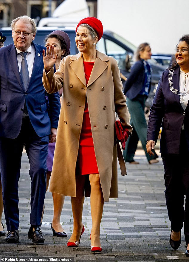 تغلبت العائلة المالكة الهولندية، البالغة من العمر 52 عامًا، على برد الخريف في معطفها الموثوق به من ماكس مارا