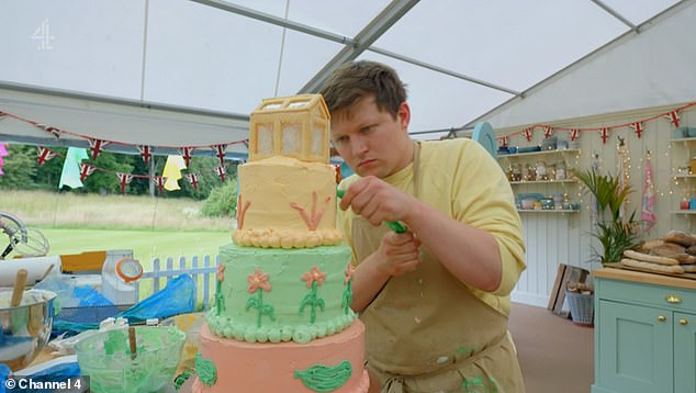 قام جوش بتتويج كعكة ملونة بألوان الباستيل خلال عرض كعكة الاحتفال في نهائي يوم الثلاثاء