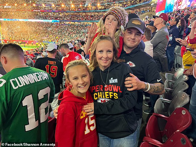 هولدن مع غطاء رأسه وعائلته في إحدى مباريات Chiefs الأخيرة