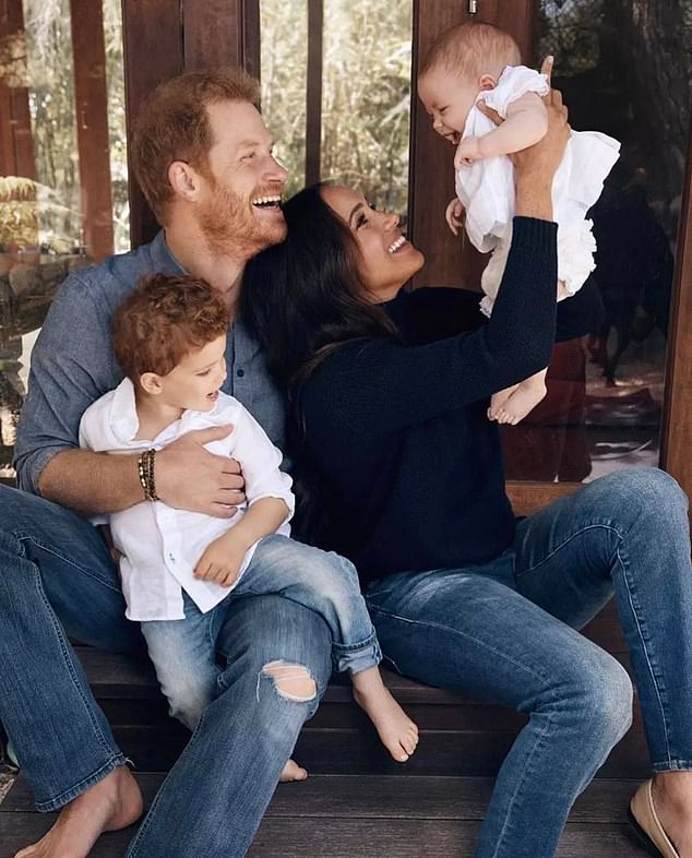 الأمير هاري وميغان ماركل مع طفليهما آرتشي وليليبت في ديسمبر 2021