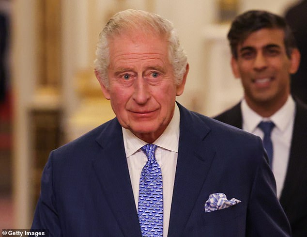 الملك تشارلز يرافقه رئيس الوزراء البريطاني ريشي سوناك يصلان لاستضافة حفل استقبال بمناسبة اختتام قمة الاستثمار العالمي في قصر باكنغهام يوم الاثنين