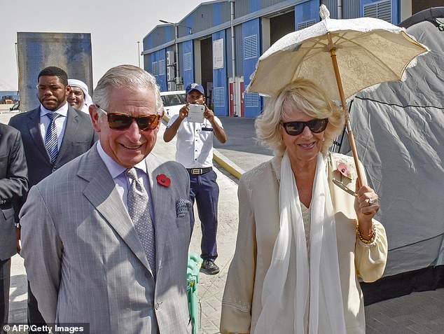 الملك تشارلز والملكة كاميلا خلال زيارة إلى مدينة دبي العالمية للخدمات الإنسانية في عام 2016