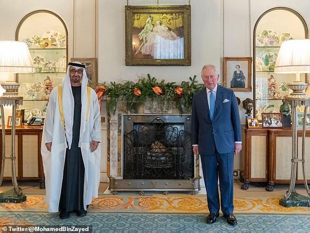 ويلتقي الملك غدا الشيخ محمد بن زايد آل نهيان.  سيتم رؤيتهم معًا في لندن عام 2020