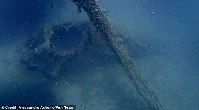 والآن، بعد مرور 80 عامًا، عثر الغواصون على حطام طائرة سينجر على عمق 12 مترًا (40 قدمًا) تحت خليج مانفريدونيا.