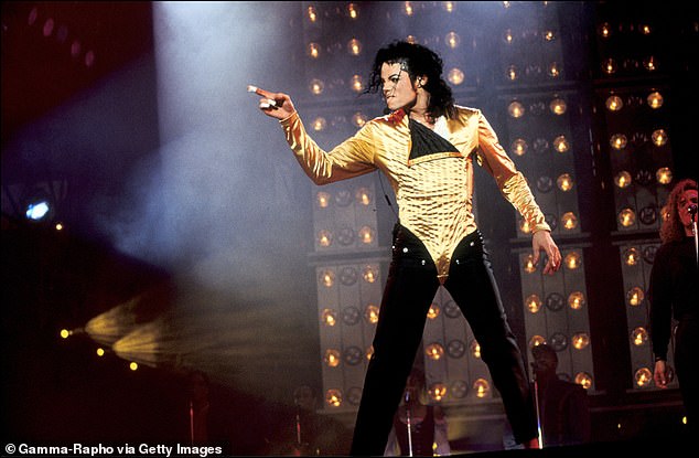 يعد جاكسون - المعروف باسم ملك البوب ​​- واحدًا من أنجح الفنانين الموسيقيين على الإطلاق.  وقد قدر مبيعاته بأكثر من 400 مليون سجل في جميع أنحاء العالم.  تم تصويره عام 1992