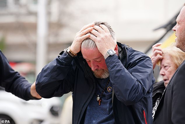تيم إدواردز يحمل رأسه بين يديه بعد الحكم بإدانة تشابمان في محكمة التاج في ليفربول