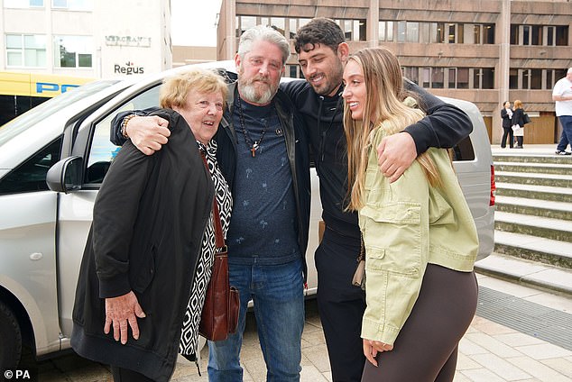السيد إدواردز مع والدته وعائلته الأخرى خارج المحكمة بعد إدانة تشابمان