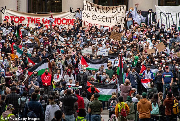 تجمع المؤيدون الفلسطينيون في جامعة هارفارد لإظهار دعمهم لغزة، وكراهيتهم لإسرائيل، في تجمع حاشد في كامبريدج، ماساتشوستس، في 14 أكتوبر/تشرين الأول.