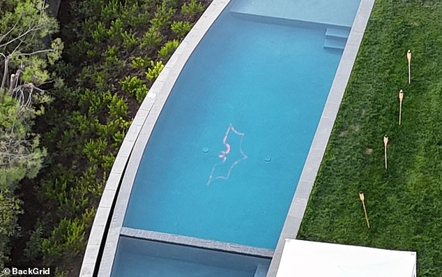 يمكن رؤية شعار باتمان الموجود أسفل حوض السباحة الخاص به هنا في لقطة جوية في وضح النهار
