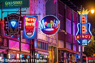 شارع بيل في ممفيس، في الصورة، تصطف على جانبيه لافتات النيون الملونة تمامًا مثل تلك الموجودة في منطقة الموسيقى في ناشفيل