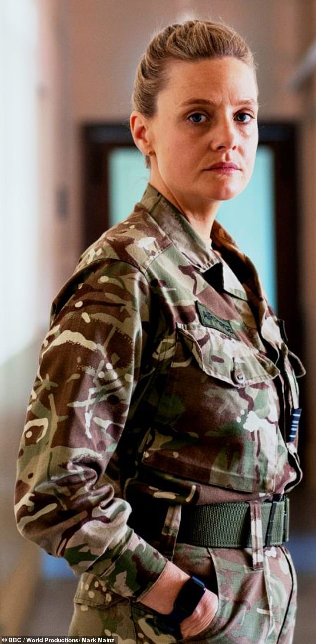 رومولا غاراي (في الصورة)، 41 عامًا، التي تلعب دور إليزا راسل، القائم بأعمال قائد السرب في قاعدة ووديان الجوية وامرأة أخرى هائلة كان عليها أن تصعد إلى منصب السلطة