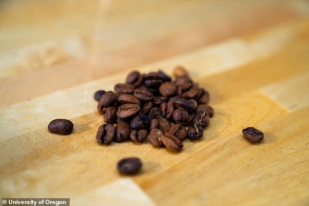 ساعد رش حبوب القهوة بـ 5 ميكرولتر من الماء لكل جرام من القهوة على تقليل الشحنات الساكنة، لكنه لم يزيلها
