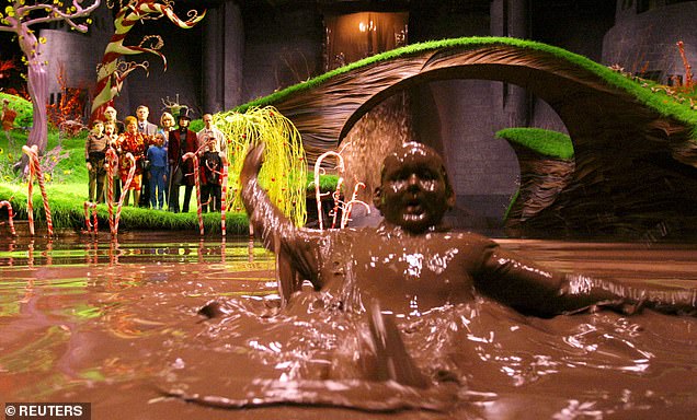 ادعى ويلي ونكا أن كل الشوكولاتة الموجودة في المصنع تم خلطها بالشلال حصريًا