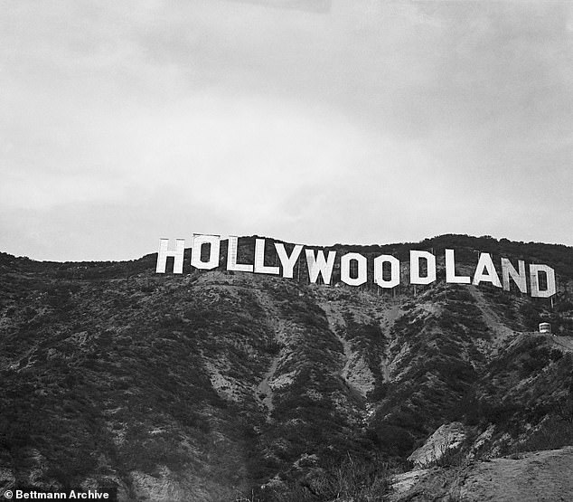 يبلغ طول كل حرف من معالم لوس أنجلوس 45 قدمًا وعرضه 30 قدمًا على الأقل، مما يجعل من الصعب تفويته عند استكشاف مدينة النجوم.  في عام 1923 - استخدم العمال البغال لنقل الحروف الضخمة المصنوعة من الخشب والصفائح المعدنية إلى أعلى المنحدر إلى حيث توجد اللافتة اليوم