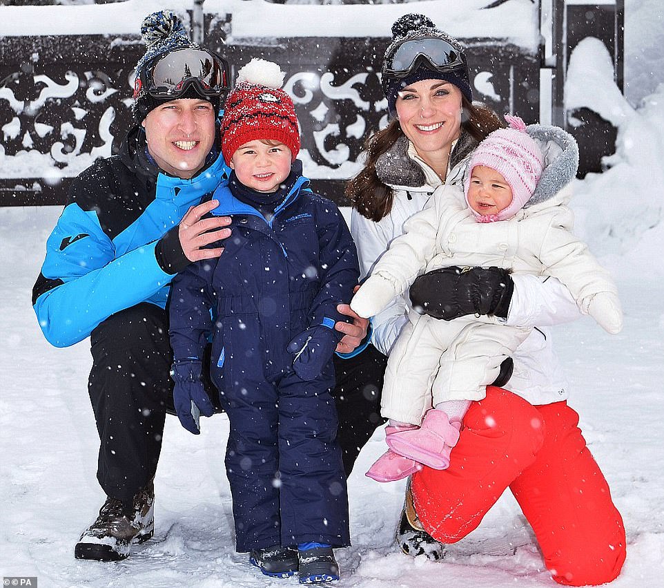 أمير وأميرة ويلز في عطلة في كورشوفيل عام 2016 مع الأمير جورج (اثنان في ذلك الوقت) والأميرة شارلوت (التي كان عمرها 10 أشهر)