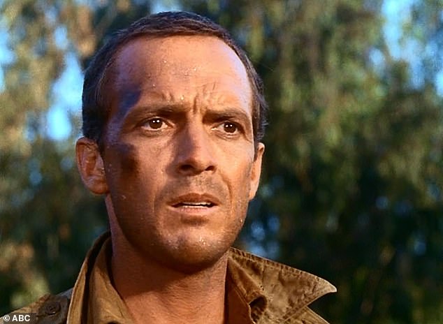 لعب هوجان دور الجندي من الدرجة الأولى ويليام جي كيربي في برنامج ABC الشهير Combat!  (في الصورة)