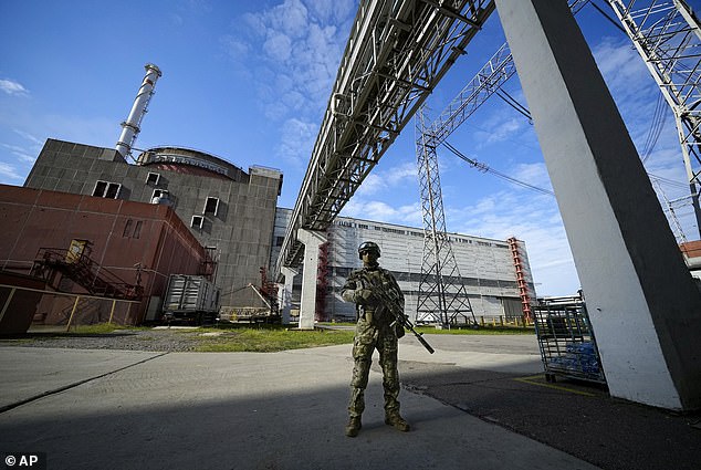 جندي روسي يحرس منطقة في محطة زابوريزهيا للطاقة النووية بعد السيطرة على المحطة