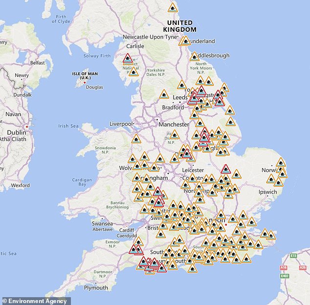 أصدرت وكالة البيئة تنبيهات بشأن الفيضانات (باللون الكهرماني) وتحذيرات (باللون الأحمر) لإنجلترا