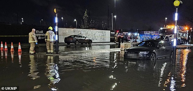 رجال الإطفاء يحضرون الفيضانات في آبي وود مساء أمس بعد هطول أمطار غزيرة في لندن