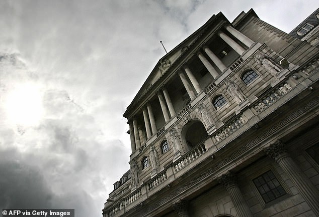 ومن المقرر أن تقوم لجنة السياسة النقدية التابعة لبنك إنجلترا، والتي يرأسها بيلي، بمراجعة أسعار الفائدة اليوم.  ويبلغ المعدل 5.25 في المائة، وهو أعلى مستوى له منذ 15 عاما
