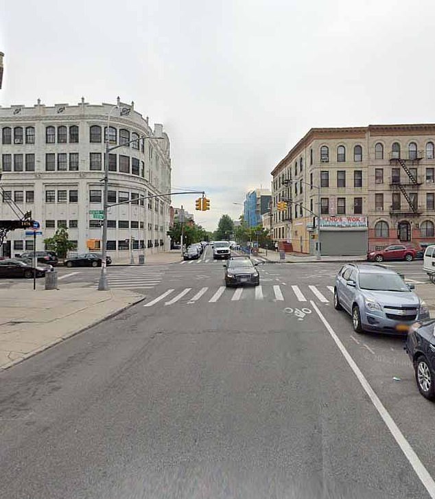 وقع الحادث هنا، على طول ستيرلنج بليس، في قسم كراون هايتس في بروكلين.  السبب مازال قيد التحقيق