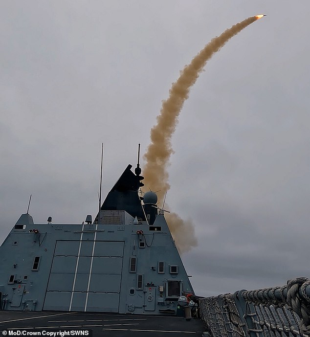 تم إطلاق Sea Viper من سفينة HMS Defender في اختبار تم إجراؤه في يونيو.  وهذه هي المرة الأولى التي يستخدم فيها الصاروخ في القتال