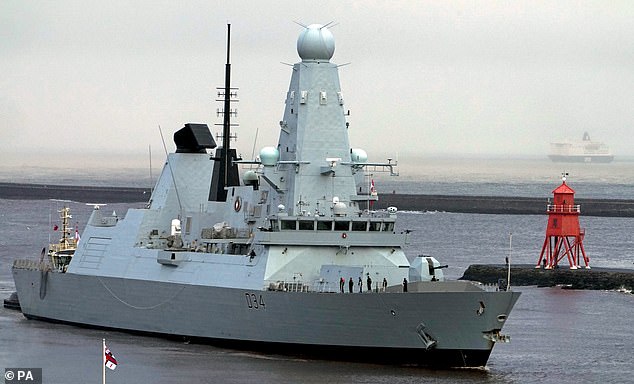 تضم سفينة HMS Diamond، ومقرها بورتسموث، طاقمًا يصل إلى 200 بحار، وهي مجهزة بمروحية Wildcat، والتي يمكن أن تستخدمها قوات كوماندوز البحرية الملكية للصعود على متن السفن المعادية.