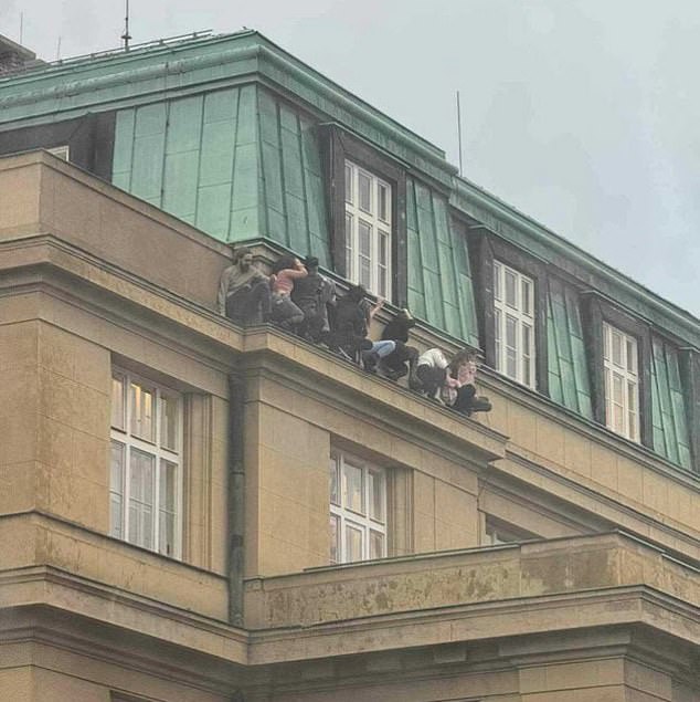 وتُظهر صور غير عادية أخرى طلابًا مذعورين وهم يرتعدون على حافة مرتفعة في إحدى الكليات في محاولة للاختباء من المسلح بعد أن طُلب من الآخرين أن يحصنوا أنفسهم في الفصول الدراسية.