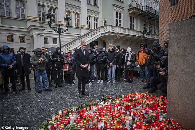 رئيس وزراء جمهورية التشيك بيتر فيالا يضع الزهور خارج مبنى جامعة تشارلز يوم الجمعة