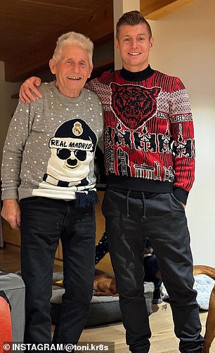 كان توني كروس ونيمار أيضًا من بين لاعبي كرة القدم الذين استعرضوا أيام عيد الميلاد