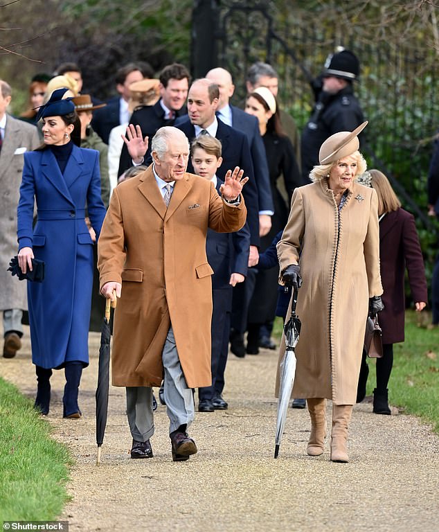 الملك والملكة في ساندرينجهام في يوم عيد الميلاد مع أفراد آخرين من العائلة المالكة
