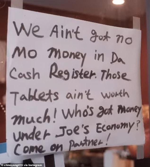 أظهر يانغ لافتة مكتوبة بخط اليد على باب مطعمه Kung Food تخبر اللصوص المحتملين أنه لا يوجد أموال لسرقتها