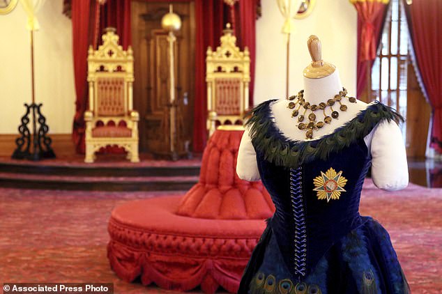وعلى الرغم من إجراء الإصلاحات وإعادة العرش إلى قاعة العرش، إلا أن الضجة أدت إلى الإطاحة بها كرئيسة لأصدقاء قصر إيولاني، وهو المنصب الذي شغلته لأكثر من 25 عامًا.