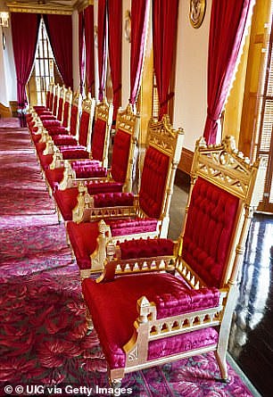 يتعجب السياح من أثاثه المطلي بالذهب وغرفة العرش الفخمة والدرج الكبير المصنوع من خشب الكوا الثمين