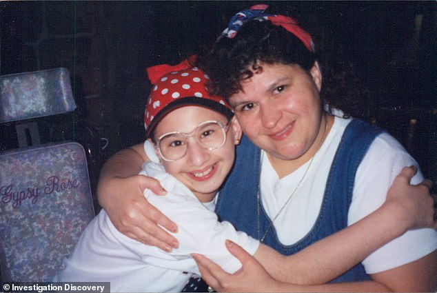 تم العثور على كلودين، على اليمين، مقتولة طعنًا في سريرها في منزلها في سبرينجفيلد بولاية ميسوري، في يونيو 2015.