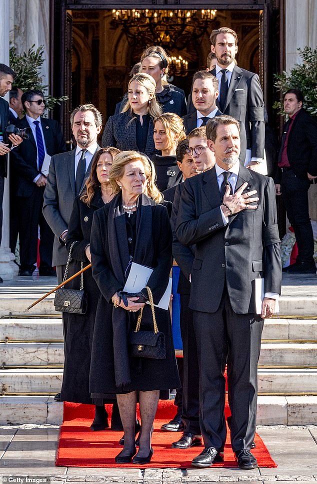تم تصوير العائلة المالكة اليونانية أثناء حضورهم جنازة ملك اليونان السابق قسطنطين الثاني في 16 يناير 2023 في أثينا