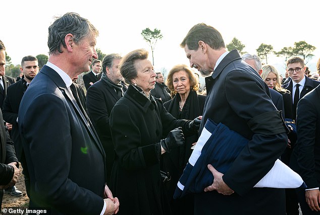 الأمير بافلوس والأميرة آن والملكة صوفيا ملكة إسبانيا في مراسم جنازة شقيقها الملك قسطنطين في مقبرة تاتوي في 16 يناير 2023. يقف السير تيموثي لورانس، زوج آن، على اليسار